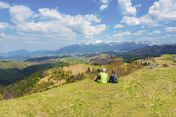 दो पर्यटक जो एक सुंदर पर्वत परिदृश्य की प्रशंसा करते हैं — स्टॉक फ़ोटो, इमेज