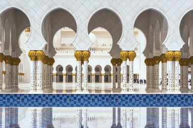 abu Dabi Ulu Cami, Mermer sütunlar