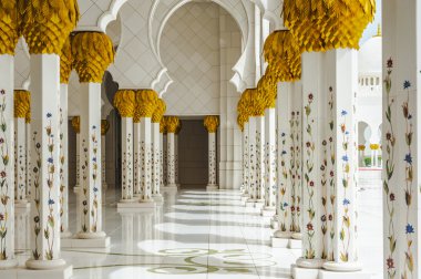 abu Dabi Ulu Cami, Mermer sütunlar