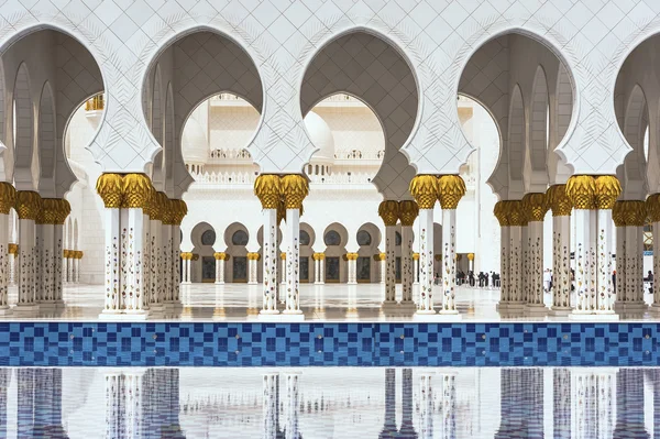 Stock image Marble columns of the great mosque in Abu Dhabi