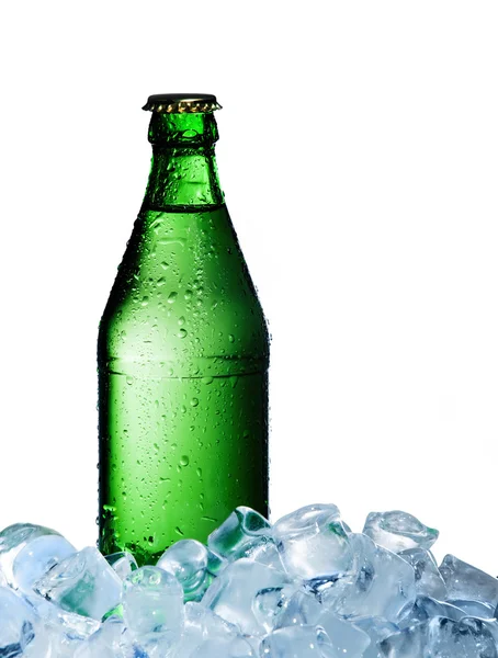 Una bottiglia di acqua minerale con ghiaccio — Foto Stock