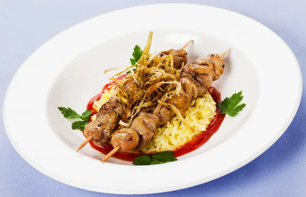 Gegrilltes Fleisch mit Reis Petersilienzwiebeln in roter Sauce — Stockfoto