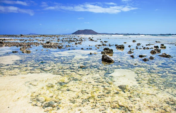 Norra fuerteventura, vy från stranden i corralejo flaggan mot jag — Stockfoto