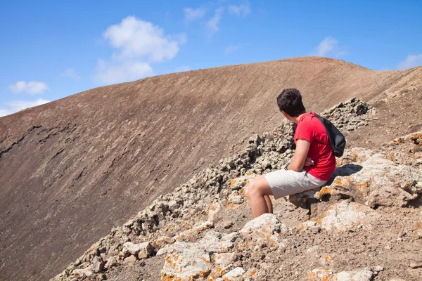 Tizenéves fiú pihen, Emeld fel a kalderára — Stock Fotó