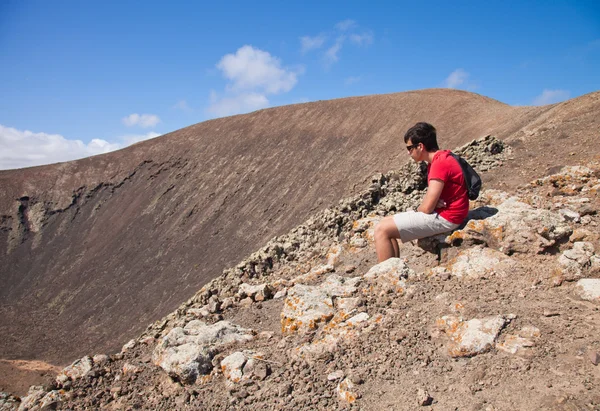 Nastoletni chłopiec odpoczynku, wędrować pieszo w górze kaldery — Zdjęcie stockowe