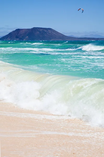 Vågor atflag beach — Stockfoto