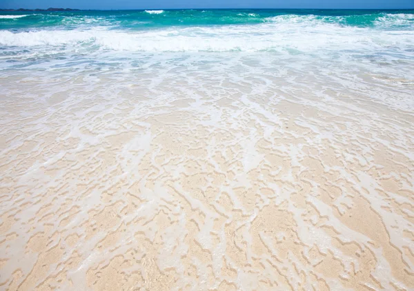 Vacker ren strand — Stockfoto