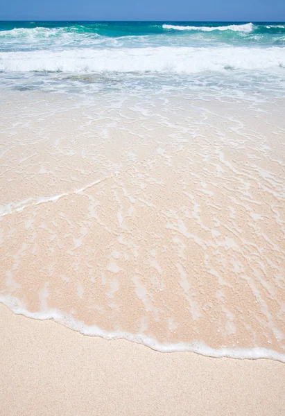 Praia limpa bonita — Fotografia de Stock