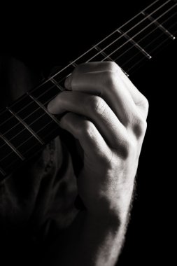 Azalmış yedinci akor (A-dim7) elektro gitar üzerinde; tek renkli görüntüyü tonda