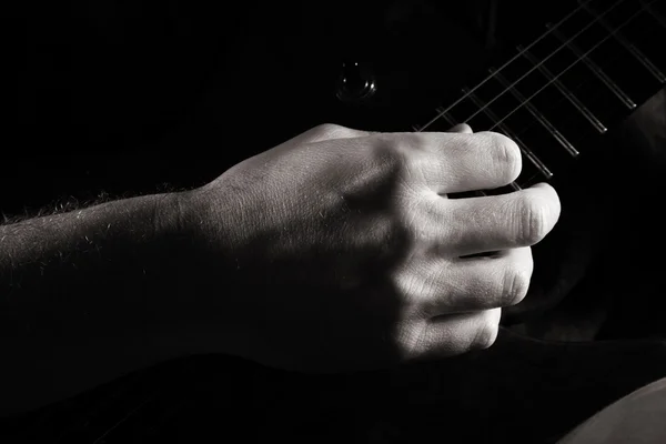 Colher dedos na guitarra elétrica; tonificação da imagem monocromática — Fotografia de Stock