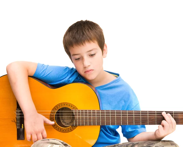Caucasiano menino aprendendo a tocar guitarra acústica; isolado em fundo branco; horizontal cultura — Fotografia de Stock