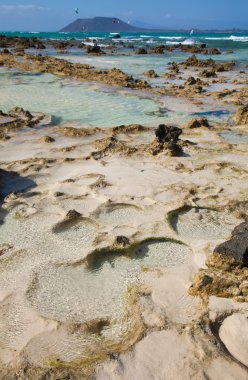 Fuerteventura, corralejo bayrak beach, keskin volcanc kayalar reveale