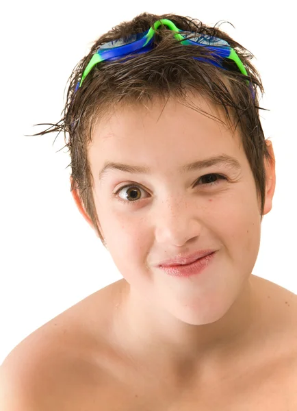 Elégedett az új szemüveg - kaukázusi kisfiú, hogy egy vicces arc, az úszás védőszemüveg; — Stock Fotó
