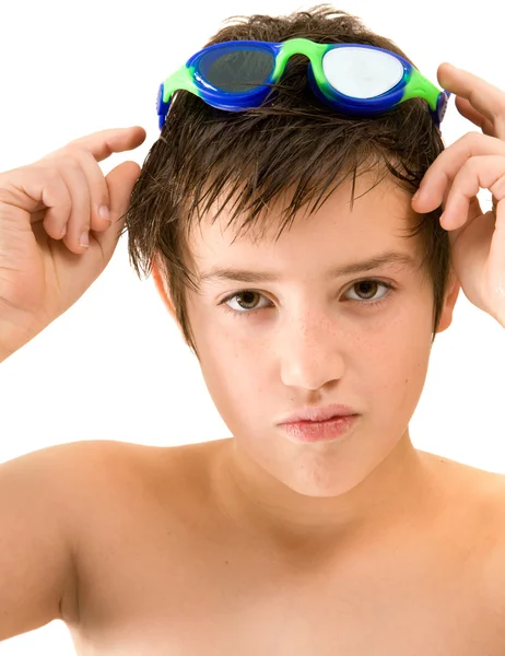Colocando óculos - pequeno menino caucasiano; em óculos de natação — Fotografia de Stock