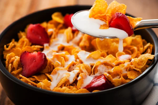 Cereal con leche y fresas como tiro al aire libre — Stockfoto