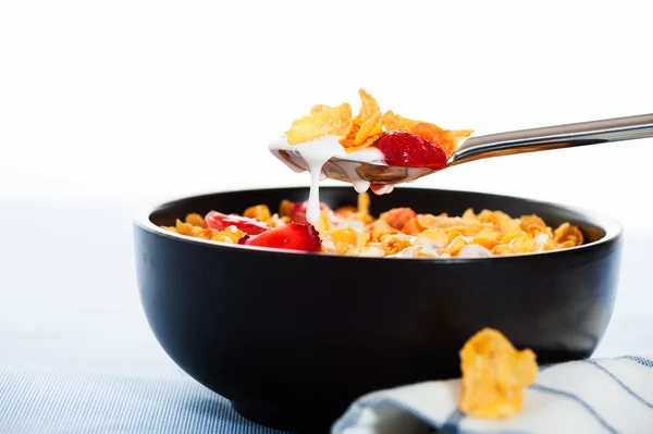 Ontbijtgranen met melk en aardbeien als studio shot — Stockfoto