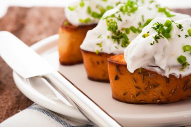 ricotta ve beyaz plaka üzerinde otlar ile dilim tost baget