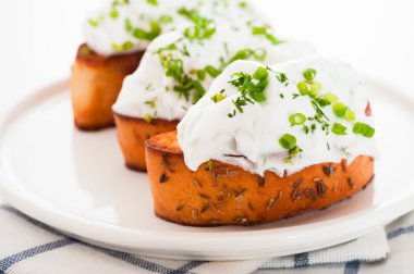 ricotta ve beyaz plaka üzerinde otlar ile dilim tost baget