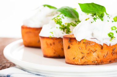 ricotta ve beyaz plaka üzerinde otlar ile dilim tost baget