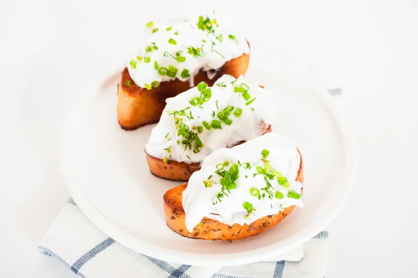 Kawałek tosty bagietki z ricottą i zioła — Zdjęcie stockowe