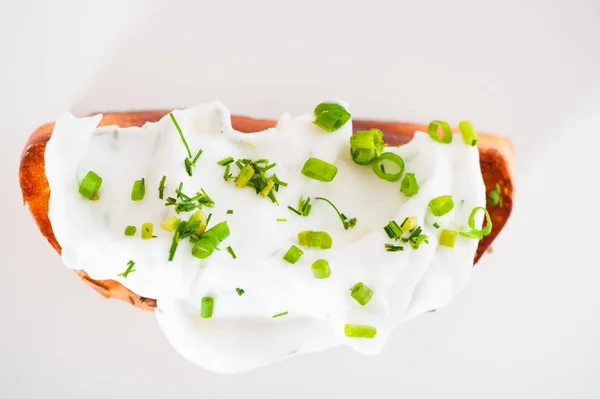 Rebanada de baguette tostada con ricotta y hierbas en undergrou blanco —  Fotos de Stock