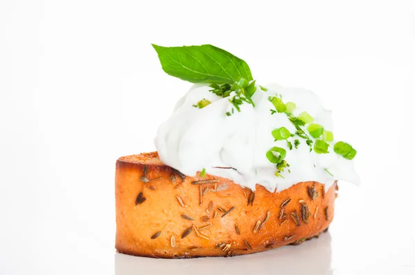 Kawałek tosty bagietki z ricottą i zioła na biały undergrou — Zdjęcie stockowe