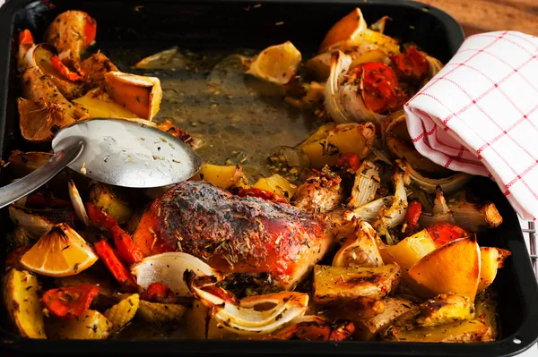 きたん鶏もも肉のベーキング トレイ上の野菜 — ストック写真