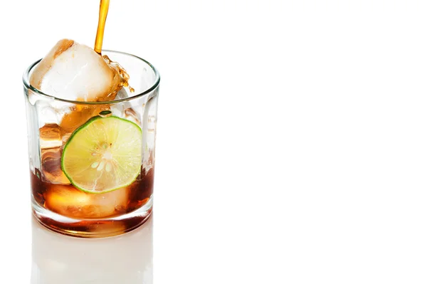 Sklenice cola s ledem a citronem. izolované na bílém pozadí — Stock fotografie