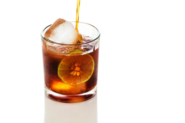 Glas cola met ijs en citroen. geïsoleerd op witte achtergrond — Stockfoto