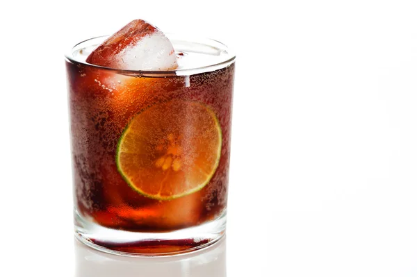 Glas cola med is och citron. isolerad på vit bakgrund — Stockfoto