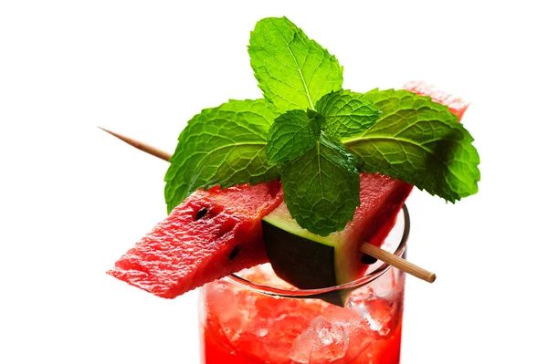 Vattenmelon smoothie garnerad med vattenmelon segment och mint le — Stockfoto