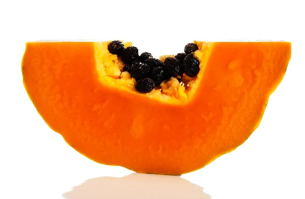 Кусок спелой апельсиновой папайи — стоковое фото