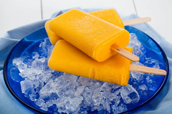 Mango-Eis am Stiel — Stockfoto