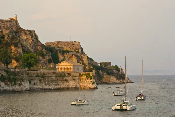 旧堡、 墙上、 庙和希腊科孚岛港 — 图库照片