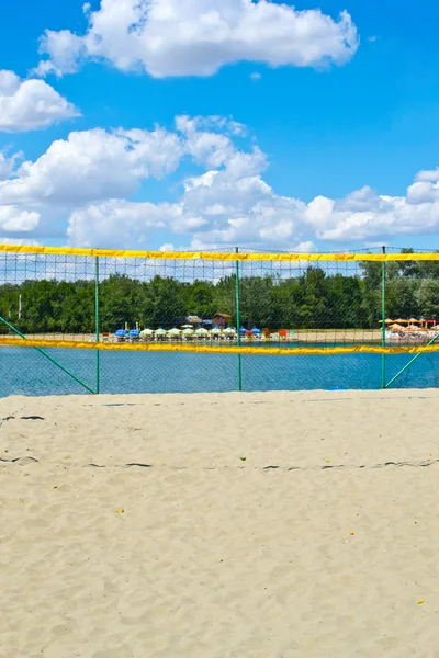 Net plážový volejbal mají modrá obloha se pozadí, ada ciganlija Bělehrad Srbsko — Stock fotografie