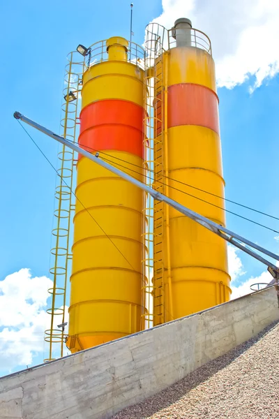 Afvalbergen van graniet grind eliminatie met gele silo — Stockfoto