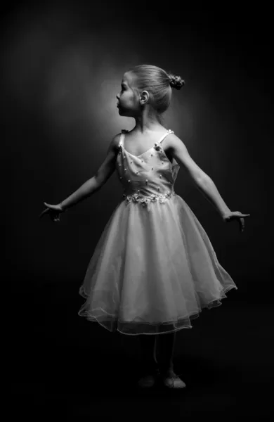 Маленькая девочка выражает свои чувства за танцем — стоковое фото