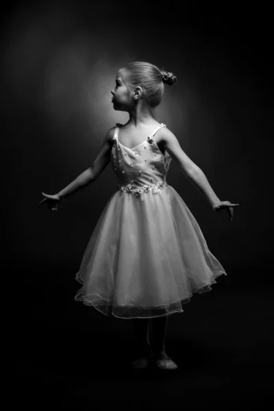 Художественное фото молодой танцовщицы — стоковое фото