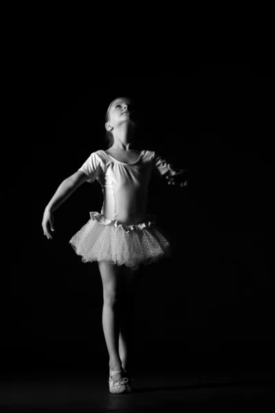 Художественное фото молодой танцовщицы — стоковое фото