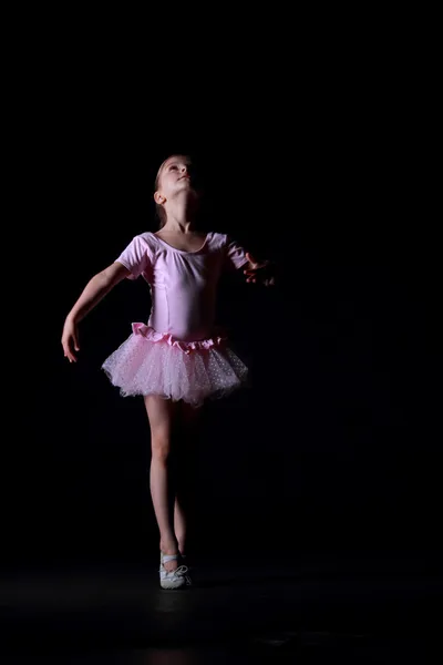Attraktive junge Tänzerin — Stockfoto