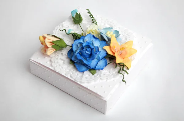 Caja blanca con flores — Foto de Stock