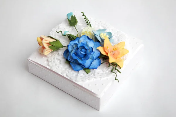 Caja blanca con flores —  Fotos de Stock