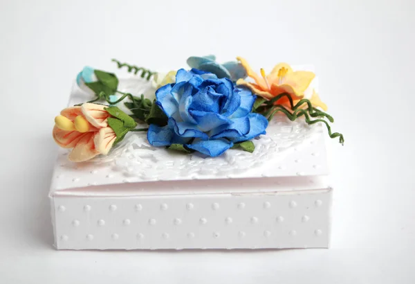 White box with flowers — Stock Photo, Image