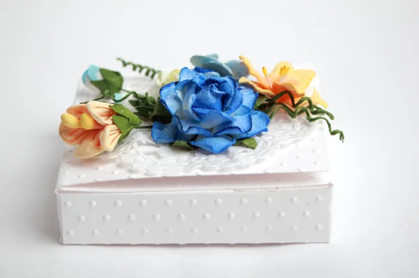 Caja blanca con flores — Foto de Stock