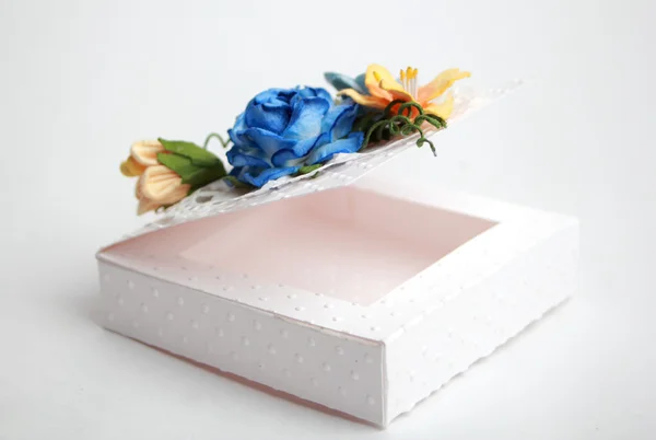 Біла коробка з квітами — стокове фото