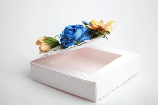 Caixa branca com flores — Fotografia de Stock