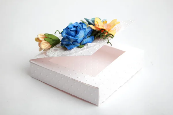 Weiße Schachtel mit Blumen — Stockfoto