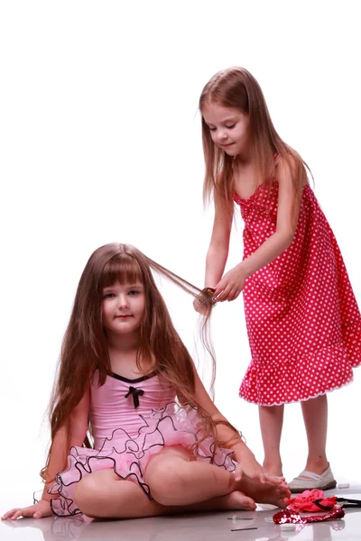 小女孩编织头发 — 图库照片