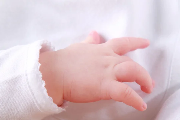 Kis gyermek kezét — Stock Fotó