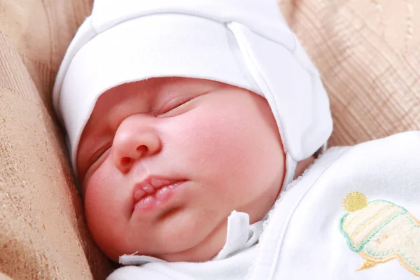 Adorável recém-nascido está dormindo — Fotografia de Stock